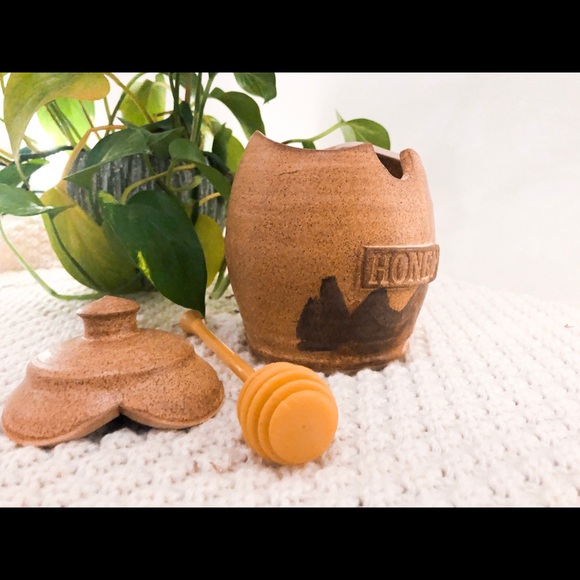 Brown paint stripe ceramic honey pot with comb. - Picture 3 of 3